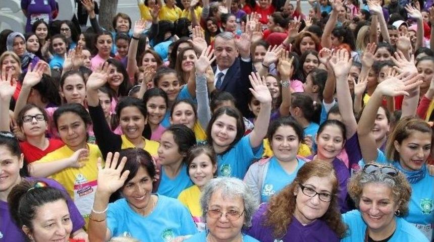 Gaziemir&rsquo;de &lsquo;renkli Kadınlar Koşusu&rsquo;