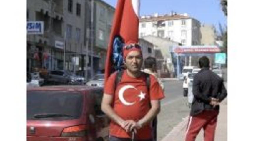 Sırtında T&uuml;rk Bayrağı İle &Ccedil;anakkale&rsquo;ye Y&uuml;r&uuml;yor