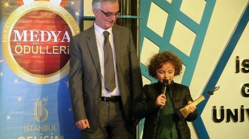 Minik Yıldız, Oyunculukta İlk &Ouml;d&uuml;l&uuml;n&uuml; Aldı, Y&ouml;netmen Olmak İstediğini A&ccedil;ıkladı