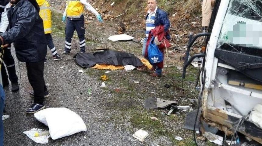 Antalya&rsquo;da Romen Turistleri Taşıyan Midib&uuml;s Devrildi: 1 &Ouml;l&uuml;, 20 Yaralı