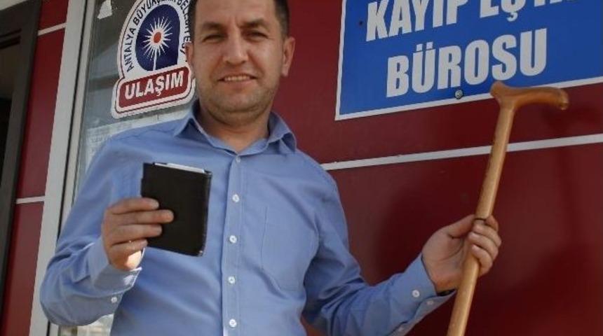 Antalya, Yılda 12 Bin Kişisel Eşyayı Toplu Ulaşım Ara&ccedil;larında Unutuyor