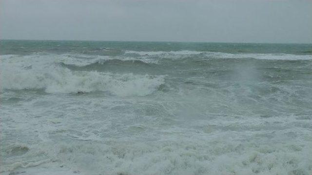 Karadeniz’de Dalga Boyu 5 Metreyi Geçti