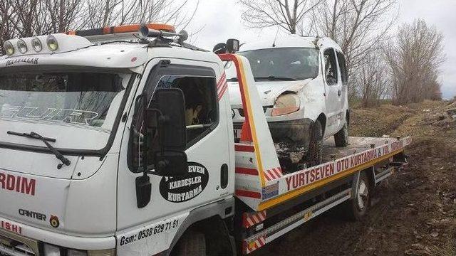 Sandıklı’da Trafik Kazası, 2 Kişi Yaralandı