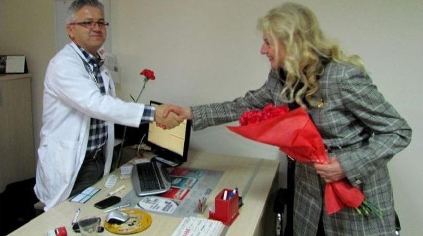 Chp&rsquo;li Kadınlardan Doktorlara Kırmızı Karanfil