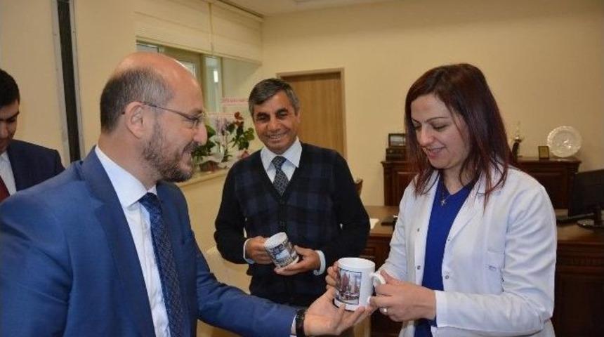 Başkan &Ouml;zcan Sağlık &Ccedil;alışanlarının G&uuml;n&uuml;n&uuml; Kutladı