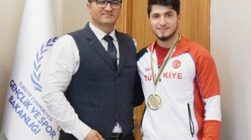 Rekortmen Atletten D&uuml;nya Şampiyonluğu S&ouml;z&uuml;