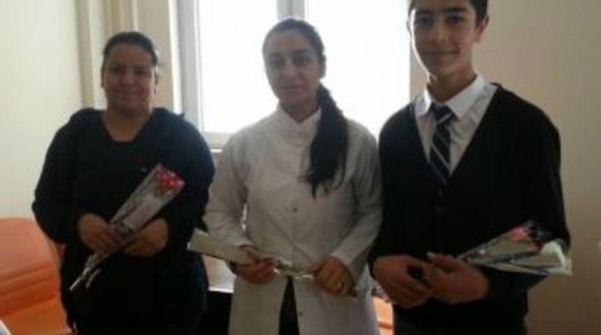 &Ouml;ğrencilerden Sağlık &Ccedil;alışanlarına Karanfil