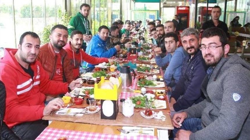 Antalyaspor Ve Bursaspor Taraftarları Kahvaltıda Buluştu
