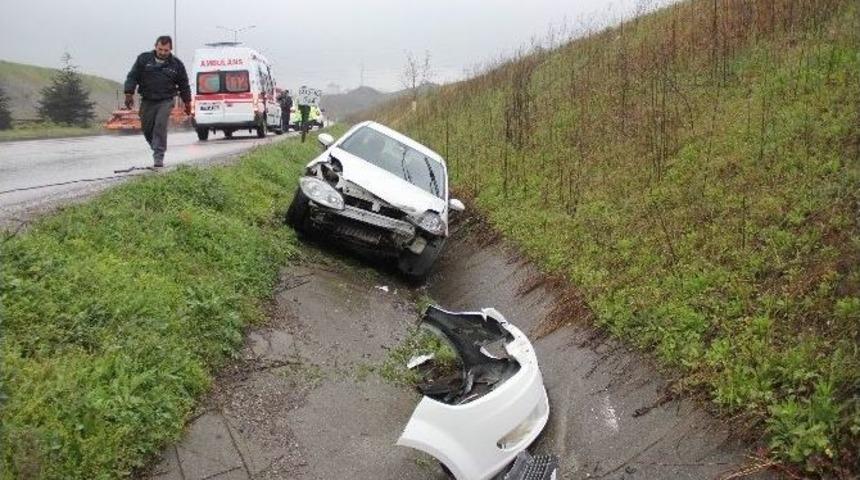 Otomobil Su Kanalına Girdi