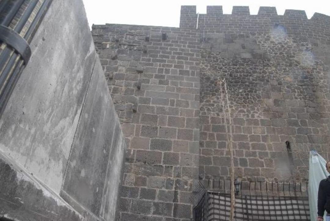 Sur&rsquo;un D&ouml;rt Bir Tarafı Beton Bloklarla &Ccedil;evriliyor