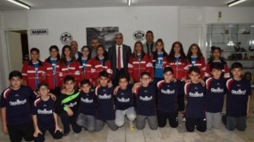 Futsal Ve Voleybol Takımı, Başkan Yardımcı Kula&rsquo;yı Ziyaret Etti