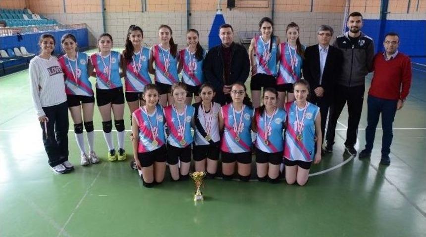 Başkan Bakıcı Gen&ccedil; Voleybolcuları Yalnız Bırakmadı