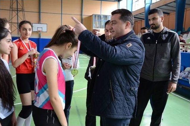 Başkan Bakıcı Genç Voleybolcuları Yalnız Bırakmadı