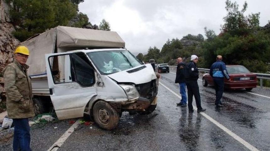 Antalya&rsquo;da Trafik Kazası: 5 Yaralı