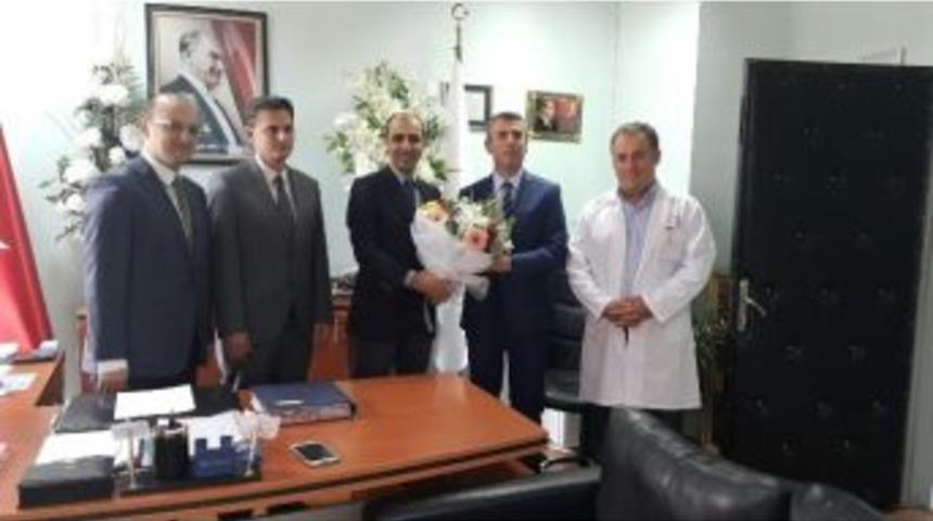 Edremit&rsquo;te Kaymakamdan Sağlık &Ccedil;alışanlarına Bir Buket &Ccedil;i&ccedil;ek