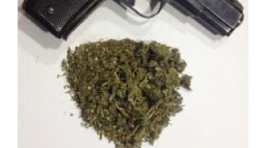 Dur İhtarına Uymayan Otomobilden Su&ccedil; Makinesi &Ccedil;ıktı