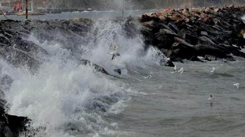 Fırtına Bandırma Belediyesi&rsquo;nin Duvarını Yıktı