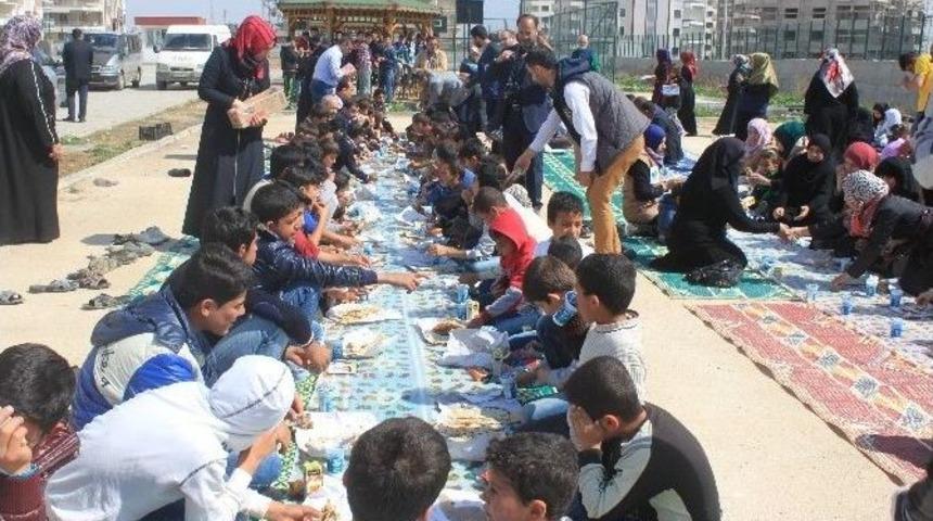 İnsani Yardım Platformu S&uuml;leyman Şah Kampında Bulunan Bin &Ccedil;ocuğu Giydirdi