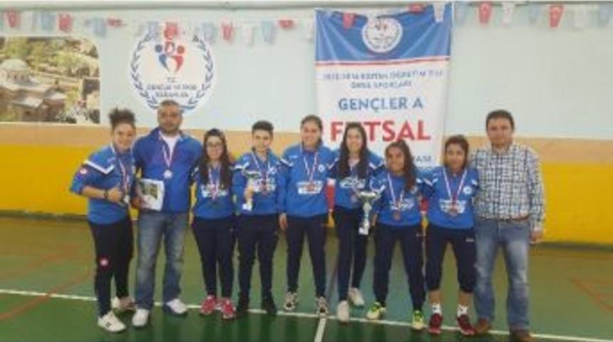 Salih Dede&rsquo;nin Kızları &Ccedil;ifte Kupa İle D&ouml;nd&uuml;