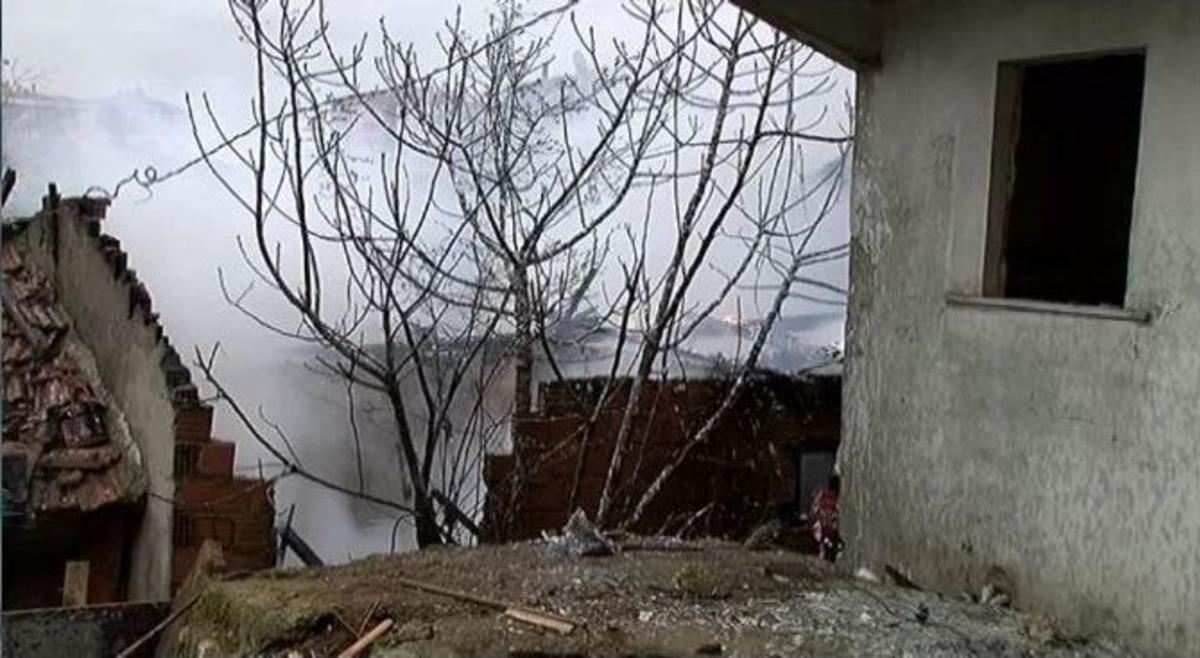 Evinin K&uuml;l Olduğunu G&ouml;ren Kadın, &ldquo;orası Benim Evim&rdquo; Diyerek Bayıldı