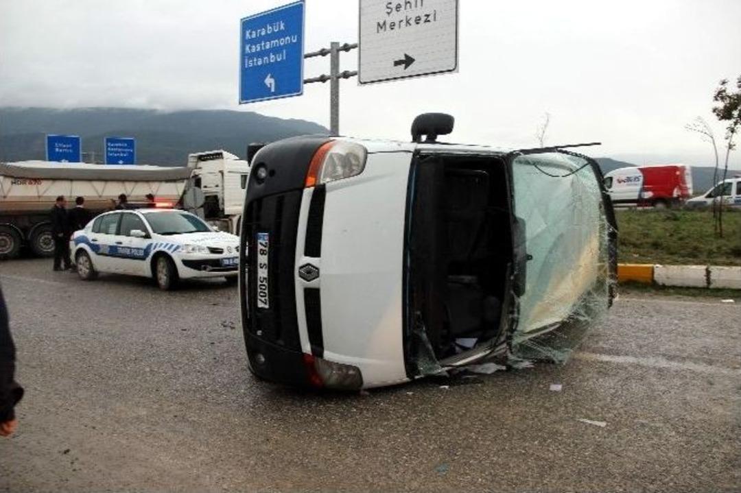 Tır&rsquo;ın &Ccedil;arptığı &Ouml;ğrenci Servisi Devrildi: 16 Yaralı