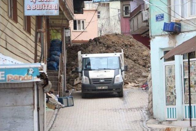 Pkk’lılar Evini Terk Eden Vatandaşa Ateş Açtı: 1 Yaralı