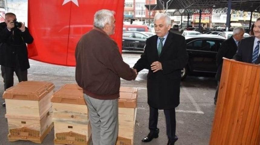 Karab&uuml;k&rsquo;te Arı &Uuml;reticilerine Kovan Desteği