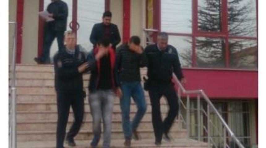 Ara&ccedil;larında 1 Kilo Esrar İle Yakalandılar