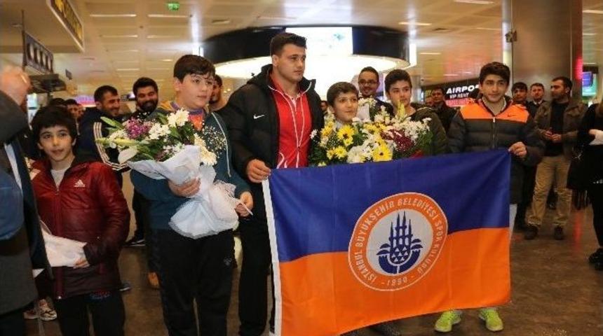 Rıza Kayaalp: "buruk Bir Sevin&ccedil; Yaşıyorum"