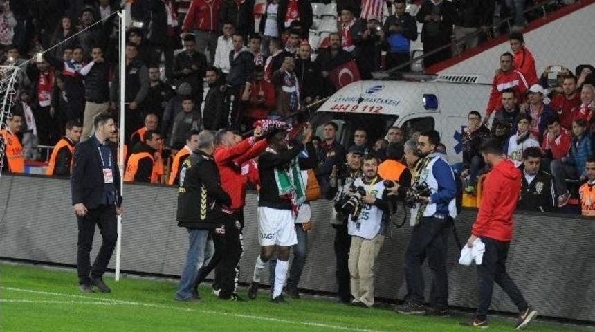 Eto&rsquo;o&rsquo;ya Bursa Taraftarı Sevgisi