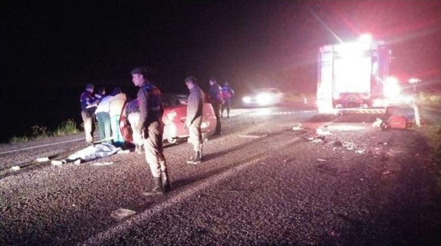 Manisa&rsquo;da Feci Kaza: 3 &Ouml;l&uuml;, 7 Yaralı (1)