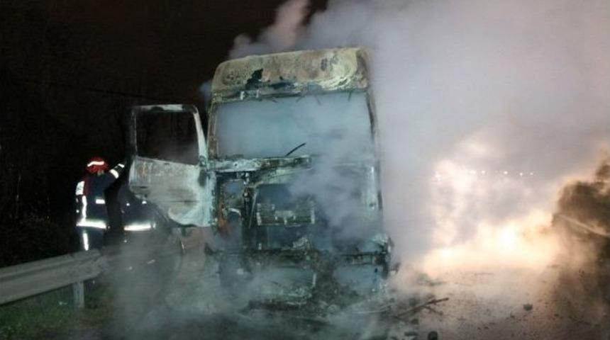 Tem Otoyolunda Har&ccedil; Y&uuml;kl&uuml; Tır, Alev Alev Yandı