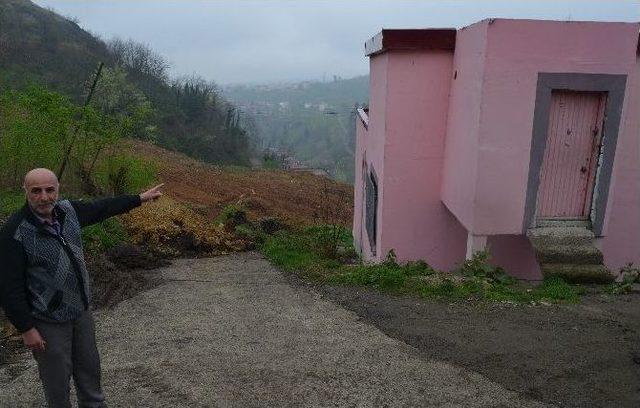 Toprak Kayması Bir Mahalleyi Tehdit Ediyor