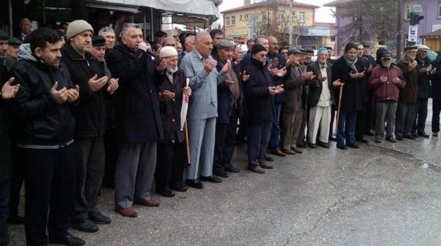 Kırka&rsquo;da Umre&rsquo;ye Giden Vatandaşlar Dualarla Uğurlandı