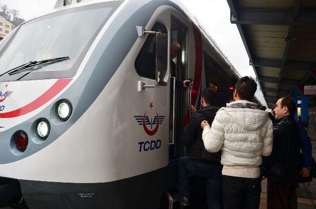 Modern Yolcu Tren Seferleri Yeniden Başladı