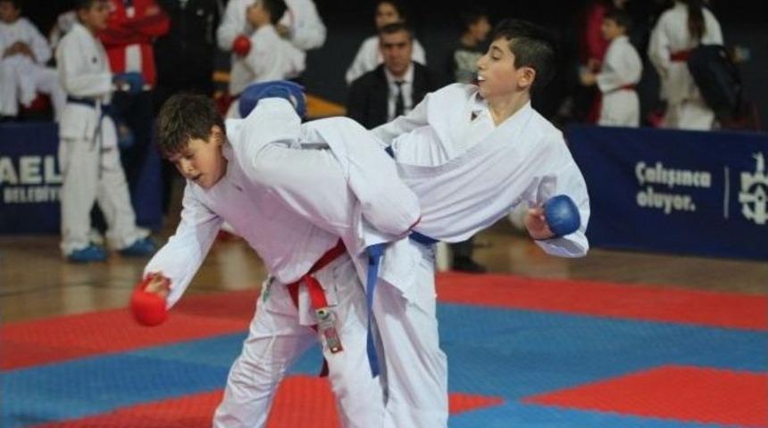 Büyükşehirli Karateciler Kürsüye Abone