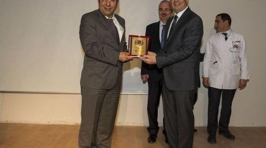 Vali Taşyapan, Yy&uuml; Tıp Fak&uuml;ltesi&rsquo;nde Tıp Bayramı Ve C&uuml;ppe Giydirme T&ouml;renine Katıldı