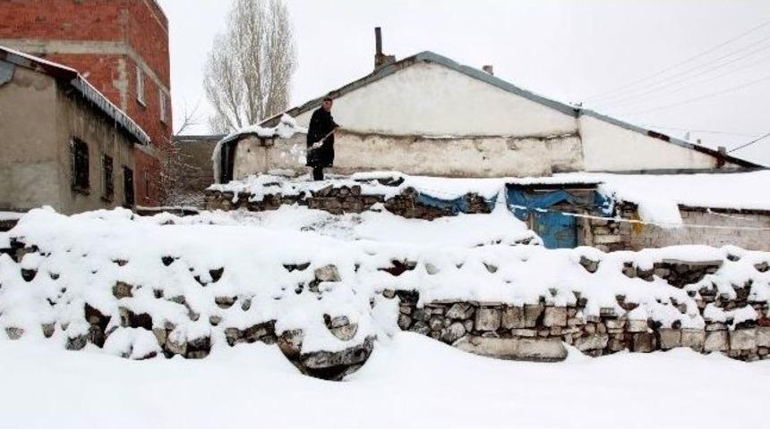 Erzurum&rsquo;da Mart Kapıdan Baktırdı