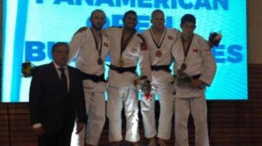 Okyanus &Ouml;tesinden G&uuml;m&uuml;ş Madalya Getirdi