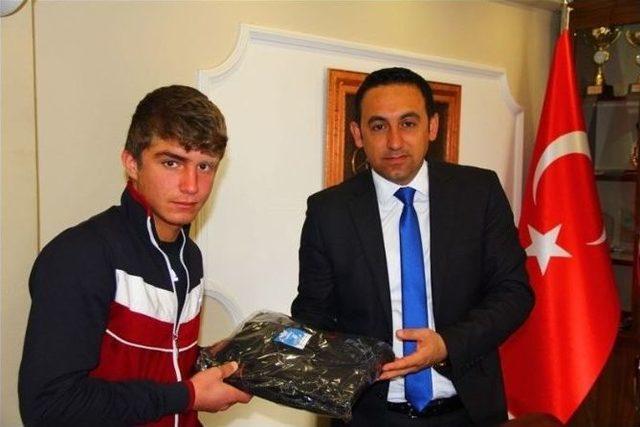 Başarılı Kayak&ccedil;ılar &Ouml;d&uuml;llendirildi 1