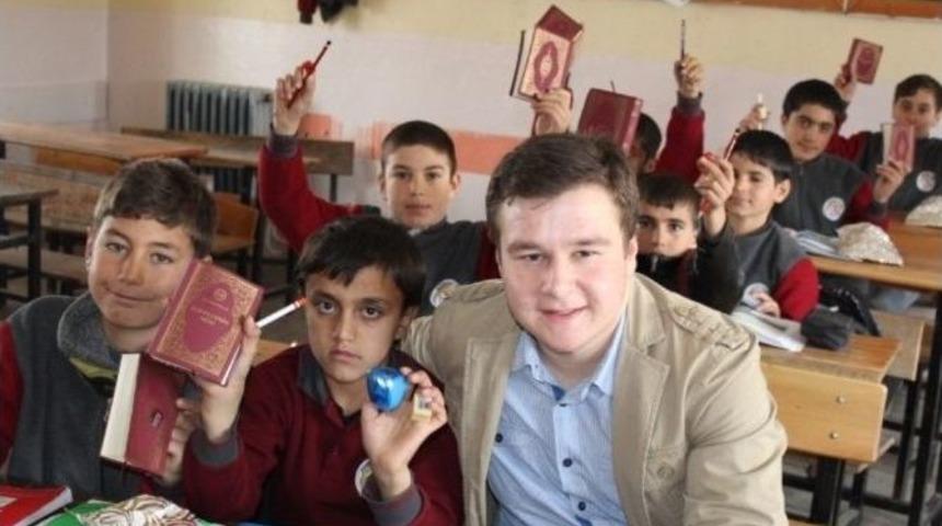 K&ouml;y Okulu &Ouml;ğrencilerine Kur&rsquo;an-ı Kerim Meali Hediye Ettiler