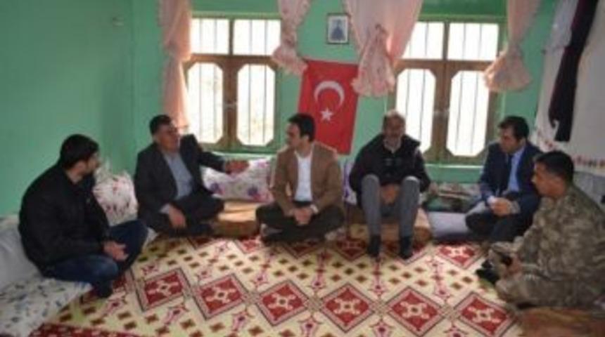 Kaymakam Yaralı Askeri Evinde Ziyaret Etti