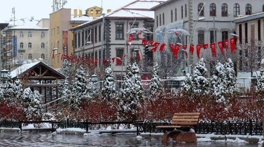 Erzurum G&uuml;ne Karla Uyandı