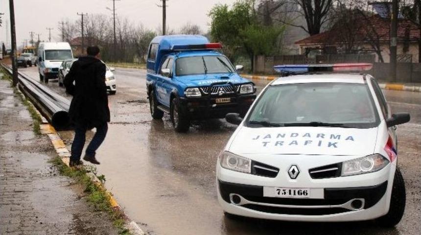 Sakarya&rsquo;da Servis Minib&uuml;s&uuml; İle Otomobil &Ccedil;arpıştı: 1 Yaralı