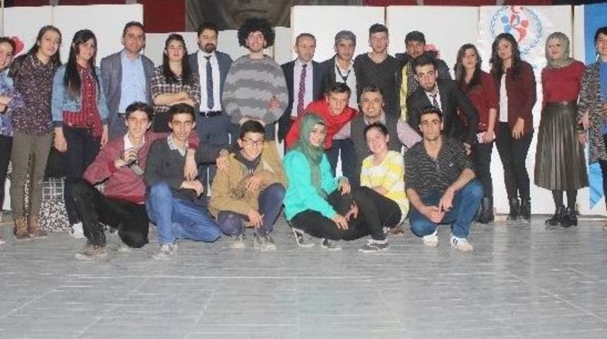 Hakkari &lsquo;de &ldquo;barış&rdquo; Adlı Tiyatro Oyununa B&uuml;y&uuml;k İlgi
