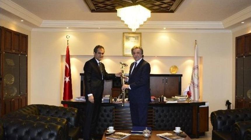 T&uuml;rkiye Bilimler Akademisi &Uuml;yesi Ve T&uuml;rkiye Sağlık Enstit&uuml;leri Başkanı Prof. Dr. H. Fahrettin Keleştemur Be&uuml;&rsquo;ye Ziyaret Ger&ccedil;ekleştirdi