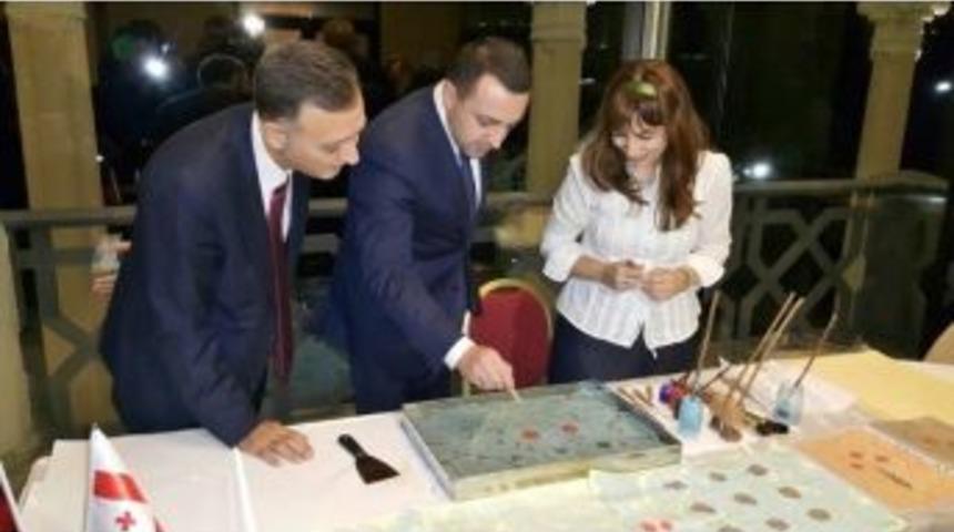B&uuml;y&uuml;kşehir&rsquo;in Ebru &Ouml;ğrencisi G&uuml;rcistan Başbakanına Ebru Yaptırdı