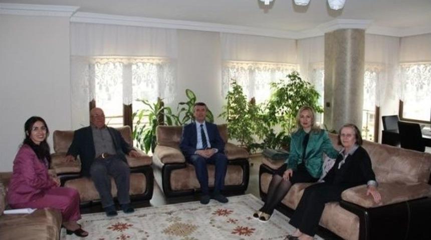 Şehit Ailelerini Ziyaret Etti