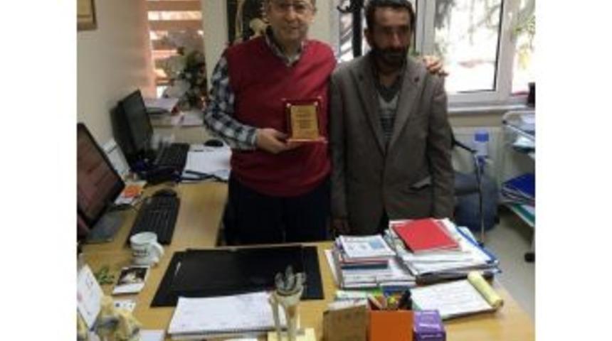 Hastadan Doktoruna Teşekk&uuml;r Plaketi