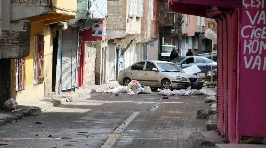 Yasaklı Mahallede &Ccedil;atışmalar Şiddetlendi: 3&rsquo;&uuml; Polis 6 Yaralı